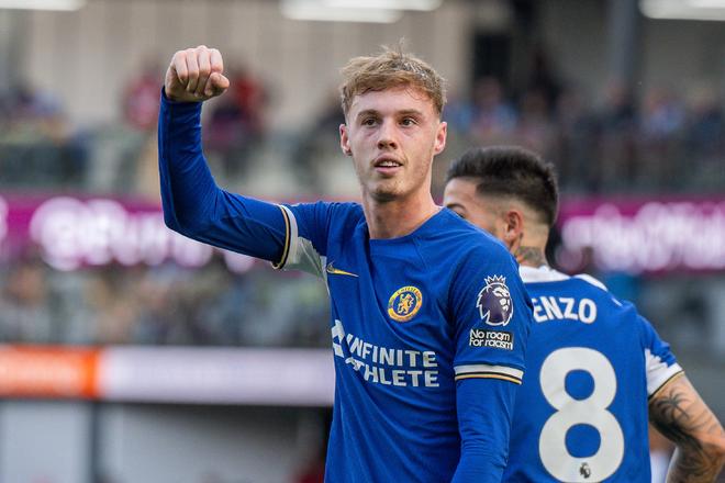 腿软！男子在1800米高空踢球：球场无护栏 致敬C罗 最后跳伞降落（惊心动魄！男子在海拔1800米无护栏球场踢球致敬C罗，最终跳伞落地）