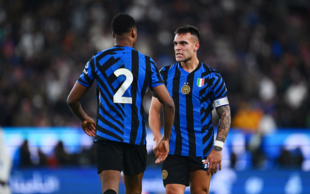 球迷怒喷后蹇韬回应：输球又怎么样？随后被韦世豪、甘超拦下（被球迷怒喷后，蹇韬回怼：输球怎么了？随即被韦世豪、甘超拉住）