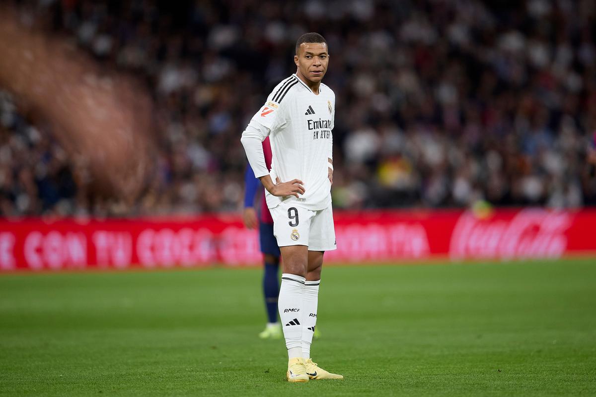 莱奥：我正在学习踢中锋，球队在场内场外都在帮助我（莱奥：正学习胜任中锋，球队场上场下都在帮我）