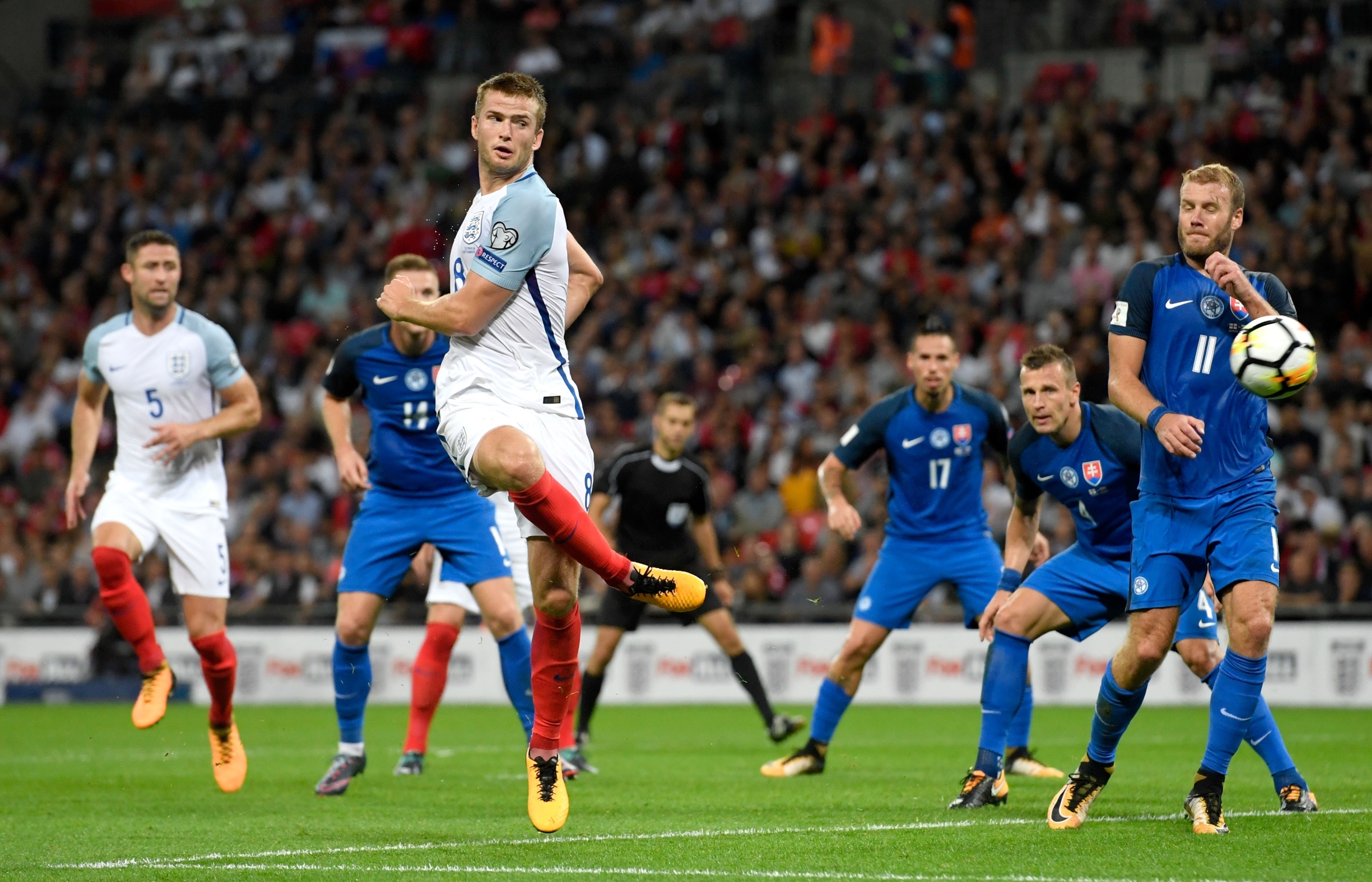 拜仁官方：格纳布里因膝盖不适，缺席本轮德甲拜仁对阵弗赖堡（拜仁通报：格纳布里膝部不适，将无缘本轮对阵弗赖堡的德甲比赛）