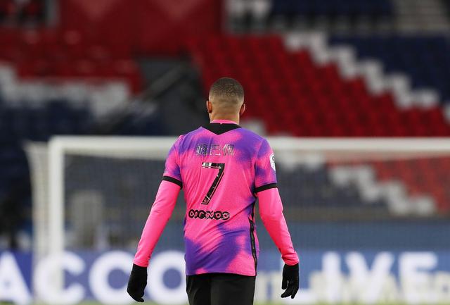 库蒂尼奥为小儿子庆祝生日，一家人身穿他效力过球队的球衣（库蒂尼奥为幼子庆生，全家身披其曾效力俱乐部球衣）