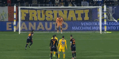 足球欧洲杯训练场出现意外，球员脚踝受伤