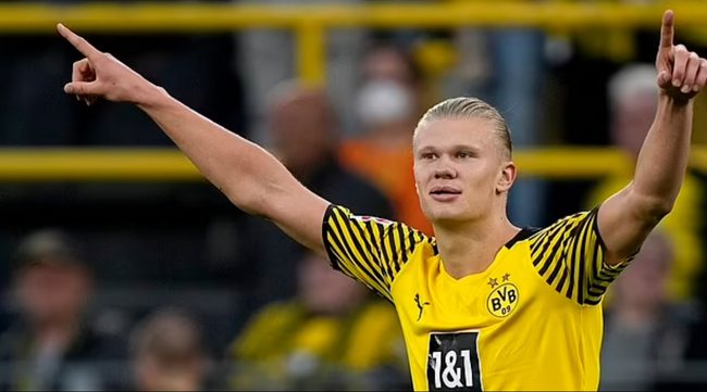 感谢恩师，出自崇明基地的海港球员将奖牌挂在徐根宝脖子上（海港球员将奖牌挂在徐根宝颈间，致谢崇明恩师）